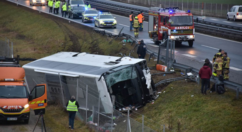 Autobus u Sloveniji sletio sa autoputa, tri osobe poginule