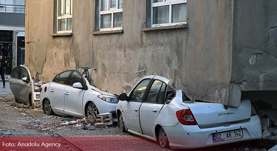 Zgrada u Turskoj "progutala" automobile