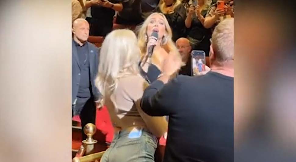 Adele zaplakala pred muškarcem koji je držao sliku pokojne supruge na njenom koncertu