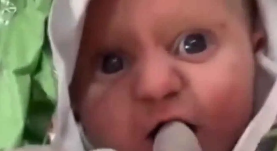 Izvadio bebu iz ruševina, ona počela da sisa njegov prst