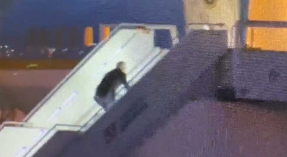 Bajden ponovo pao na stepenicama aviona - VIDEO