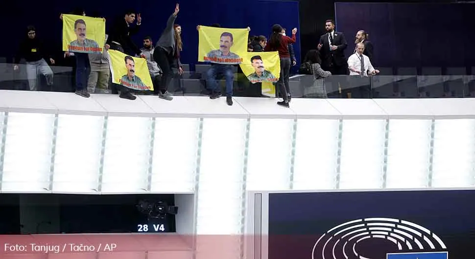 Kurdi upali u Evropski parlament