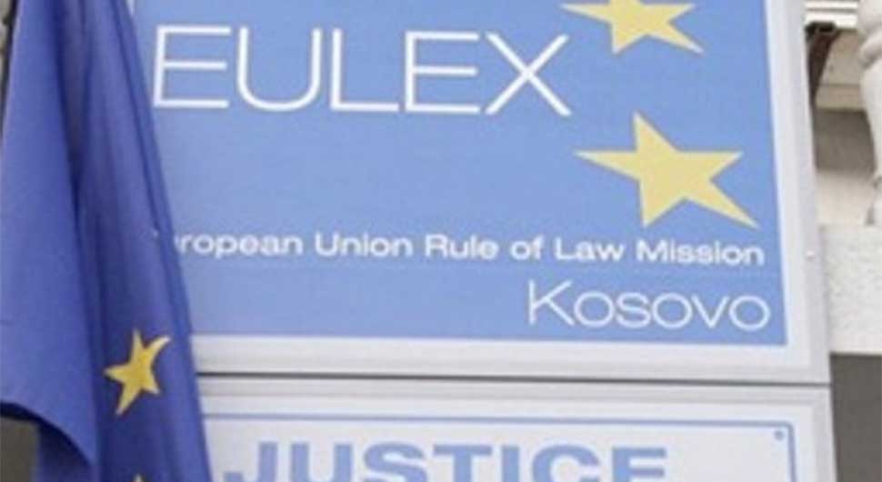 Euleks ispred zgrade Tačijevog savjetnika, pretresali mu stan satima