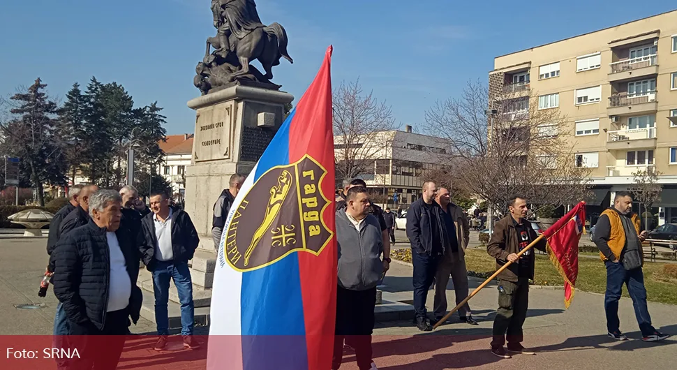 "Garda Panteri“: Gradonačelnik Bijeljine spomenik borcima pretvara u konjušnicu