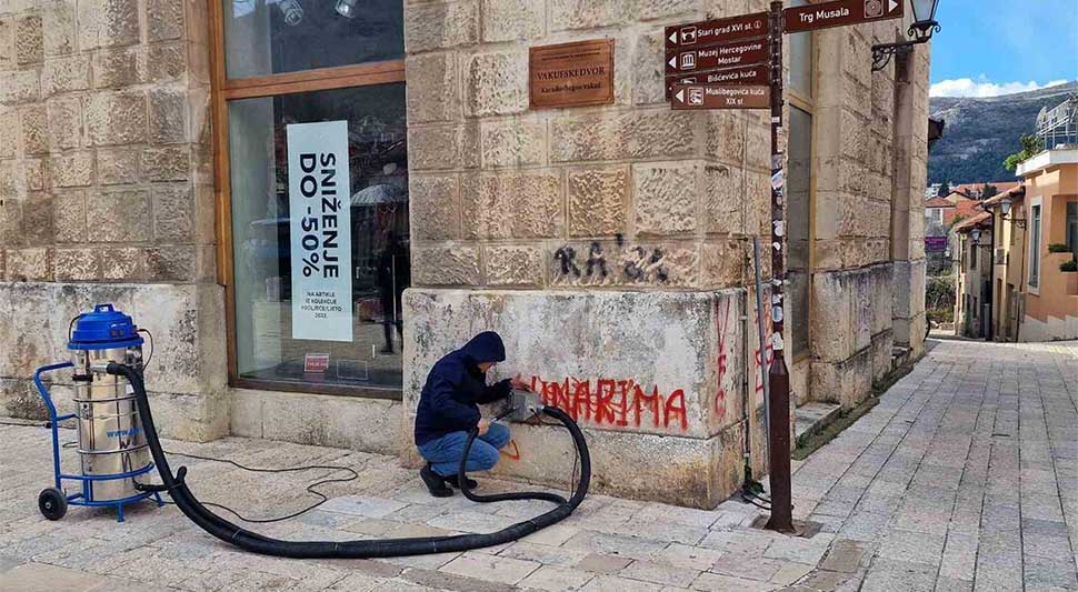 Uklonjen grafit "smrt novinarima" u Mostaru