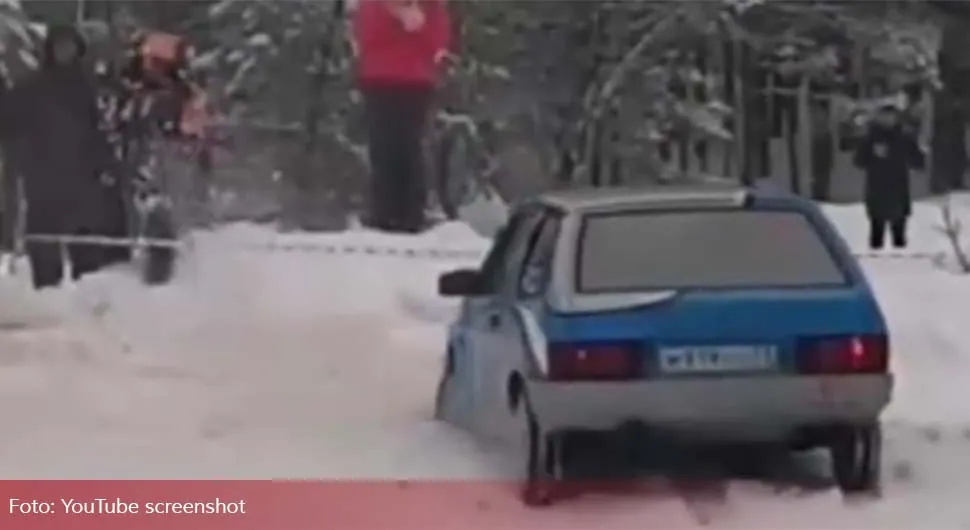 Djevojka pokazala grudi na reli trci, vozač izletio sa staze - VIDEO