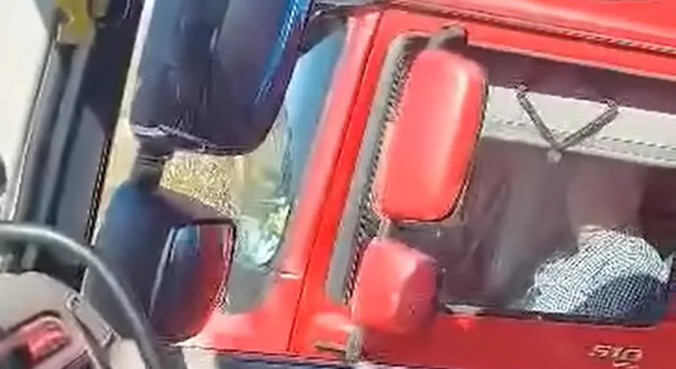 Kamiondžija zaspao na putu, kolega ga probudio (VIDEO)