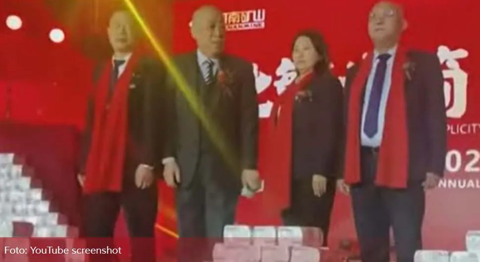 Nevjerovatno: Radnike nagradili doslovno hrpama novca - VIDEO