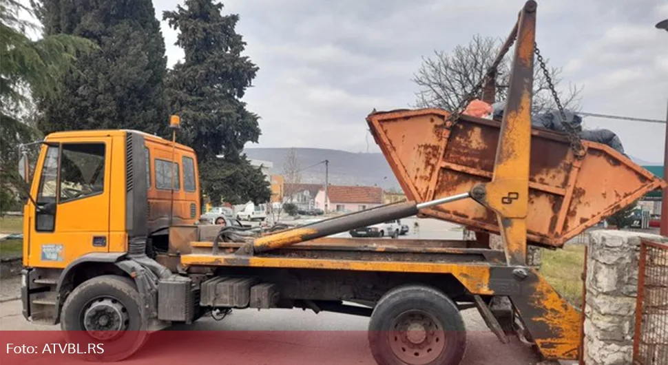 Radnici "KOMUS-a” u štrajku, vlasti angažovale kamione iz Ljubinja