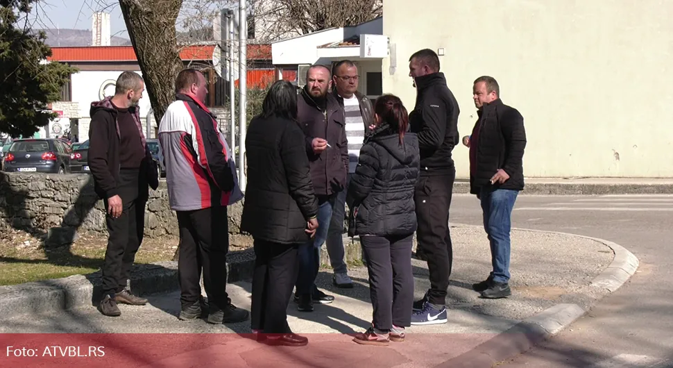 Radnici "KOMUSA" nastavljaju sa štrajkom