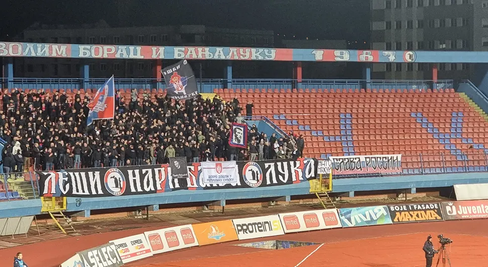 Lešinari podigli transparent o Kosmetu i rusku zastavu sa porukom "Slava Rusiji"