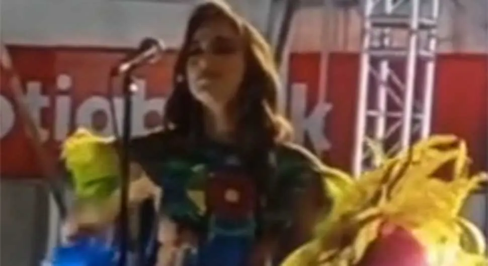 Udarila je struja dok je držala govor na izboru za mis