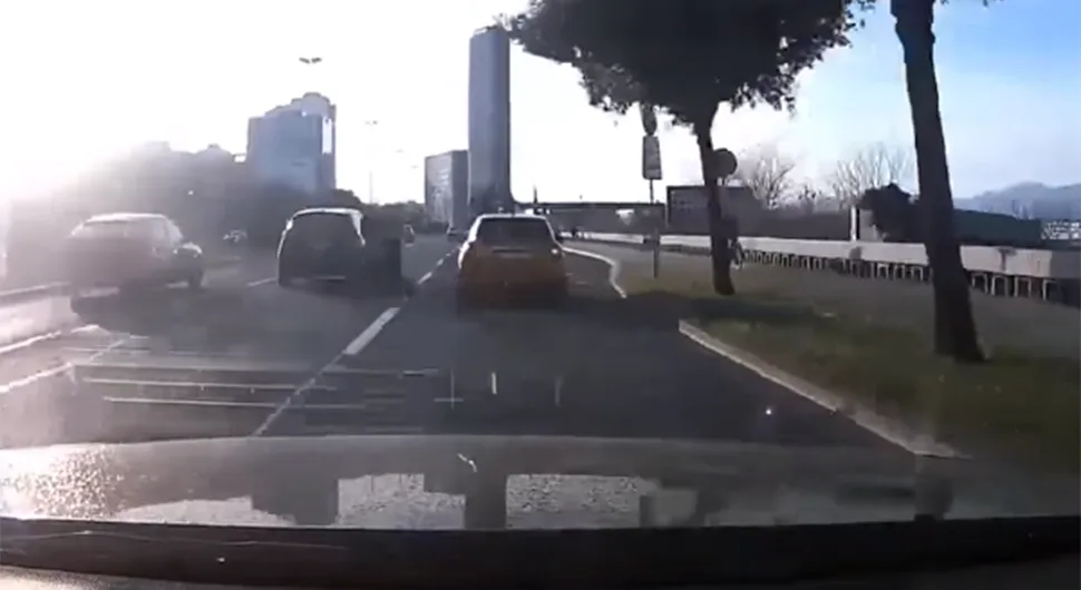 Motorista "kao munja" projurio između automobila