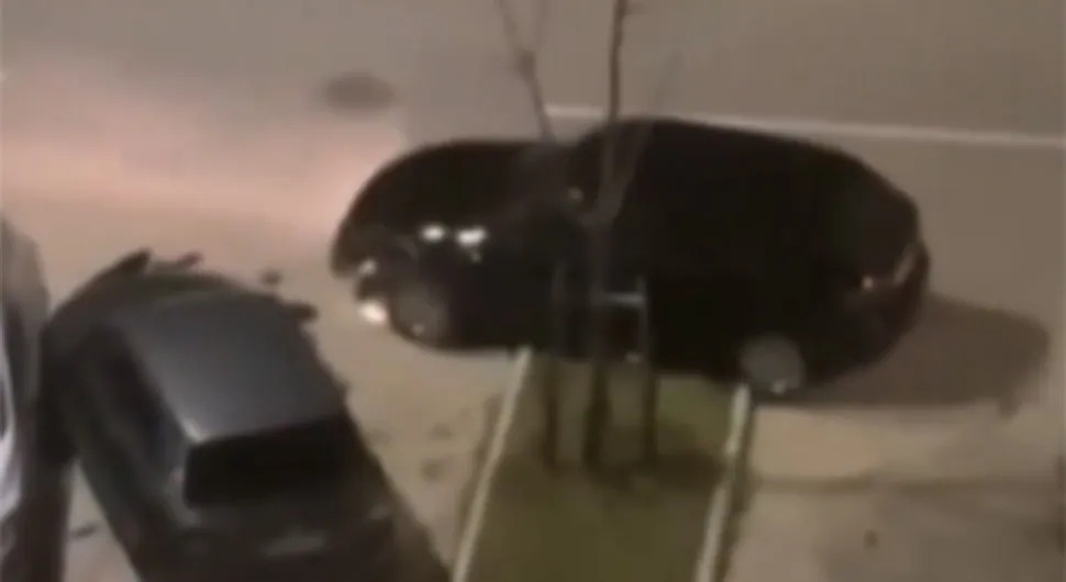 Napravila haos na parkingu: Udarala auta pa pobjegla - VIDEO