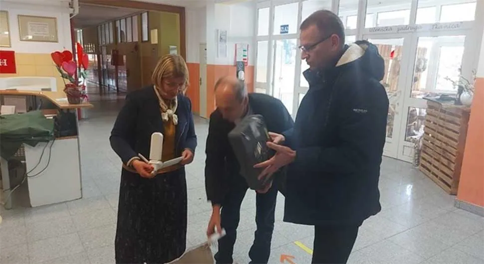 Policija osnovnoj školi donirala opremu za uzgoj marihuane
