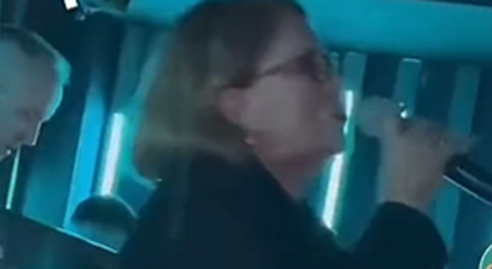 Šemsa Suljaković pala sa bine - VIDEO