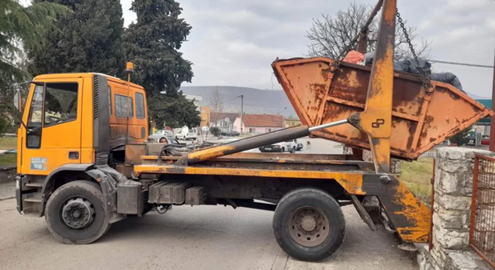 Kamion iz Berkovića i radnici iz Ljubinja čiste bilećke ulice