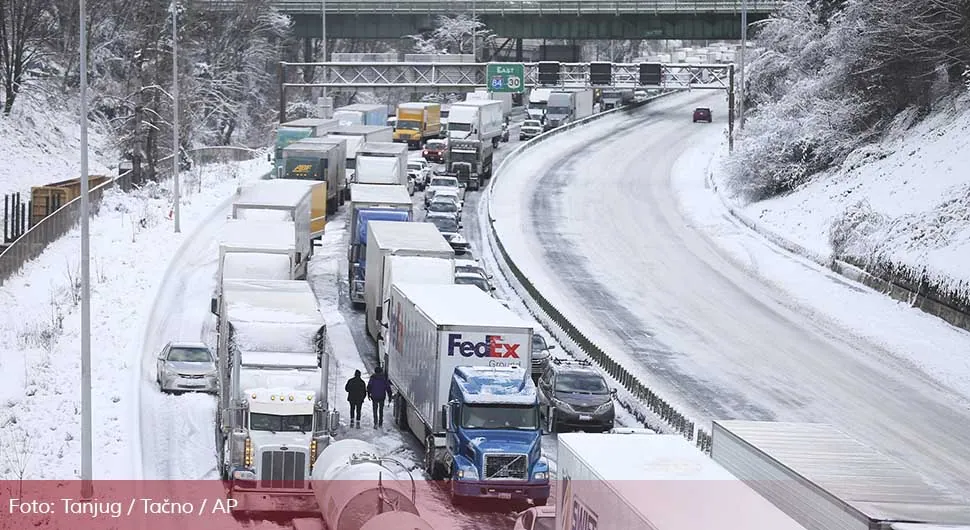 SAD: Zbog snježne oluje 900.000 domova i kompanija bez struje