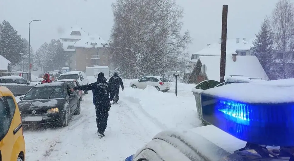 Iz smetova oslobođeno deset vozila na putu Sjenica - Novi Pazar