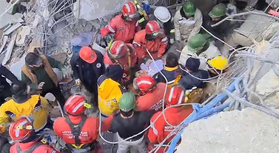 Pogledajte snimak spašavanja djevojke koju su ispod ruševina izvukli srpski spasioci