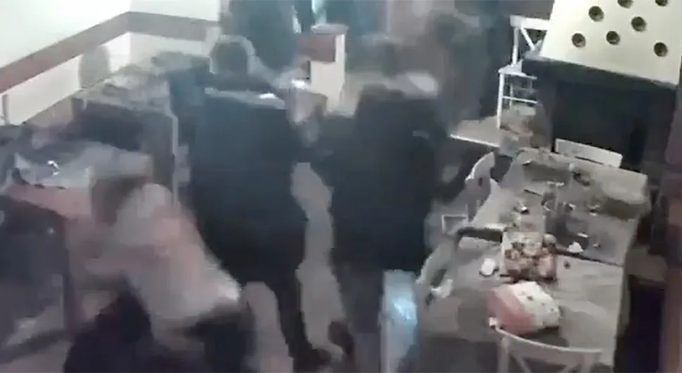 Objavljen snimak masovne tuče: Ne zna se ko koga bije