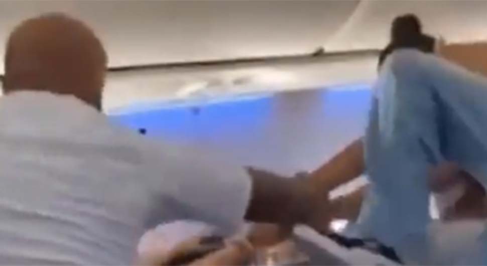 Masovna tuča žena u avionu, jednoj izletjele grudi - VIDEO
