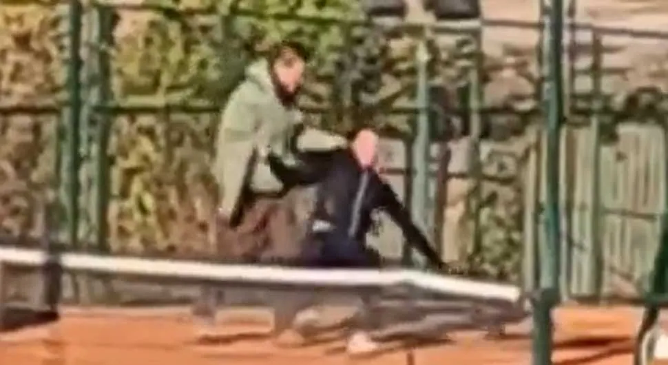 UZNEMIRUJUĆI VIDEO!!! Brutalno istukao ćerku jer nije htjela da trenira