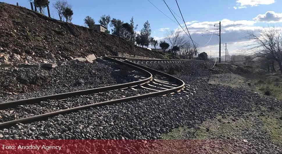 Iskrivljena pruga pokazuje jačinu zemljotresa koji je pogodio Tursku