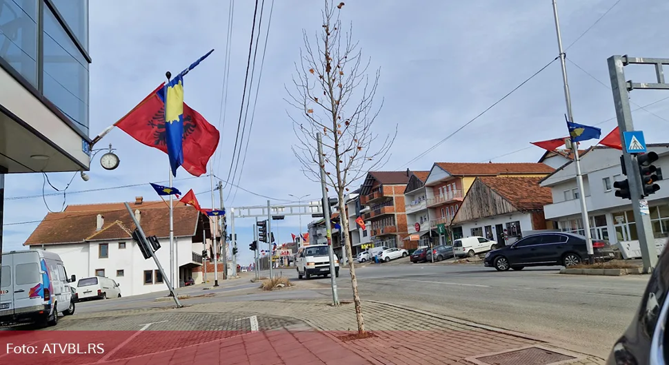 Zastave UČK i Albanije na Kosmetu