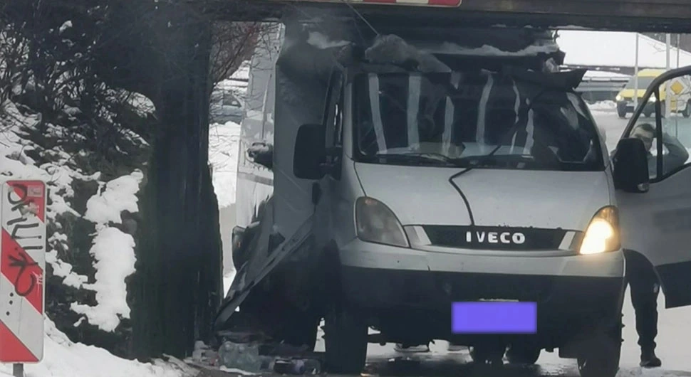 Kamion zapeo ispod nadvožnjaka kod Incela