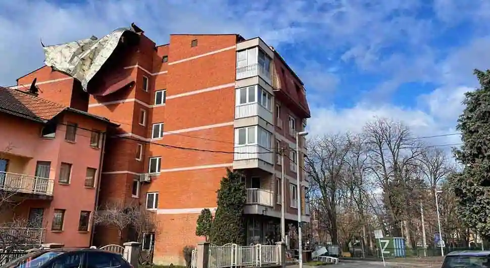 Snažno nevrijeme pogodilo Bijeljinu: Vjetar otkinuo krov sa zgrade