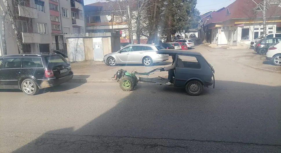 Neobično vozilo na ulicama Kotor Varoša: Pola Yugo, pola motokultivator