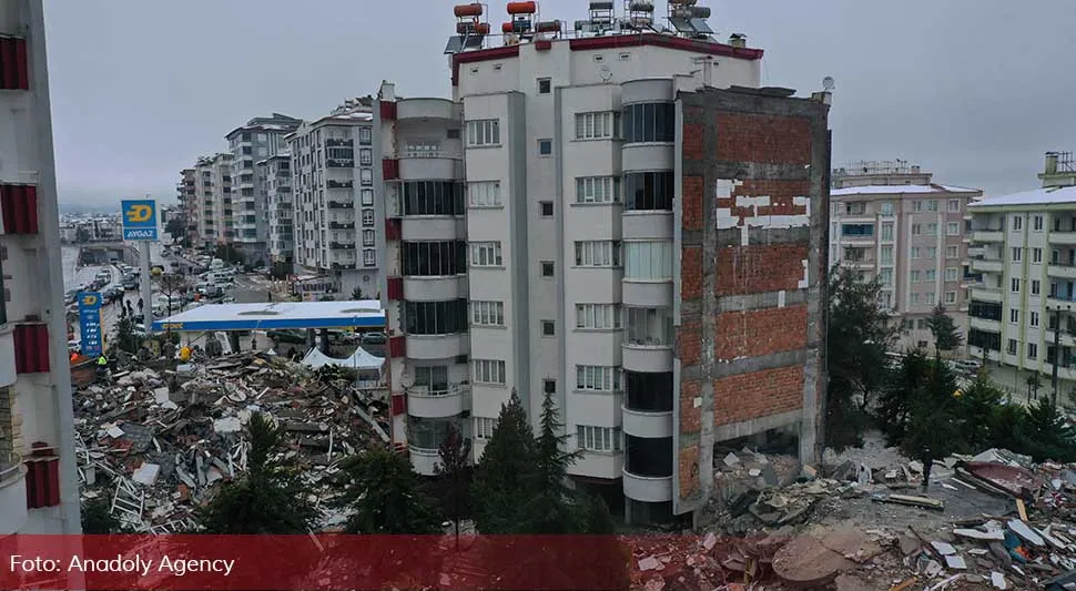 Novinar izvještavao o potresu, pored njega se urušila zgrada - VIDEO