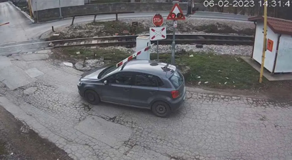 Zbog nepažnje umalo podletio pod voz, polomio polubranik u Vrbanji