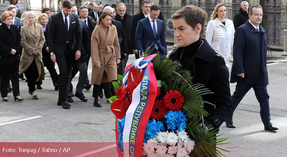Brnabić i članovi Vlade položili vijenac na mjestu ubistva Đinđića