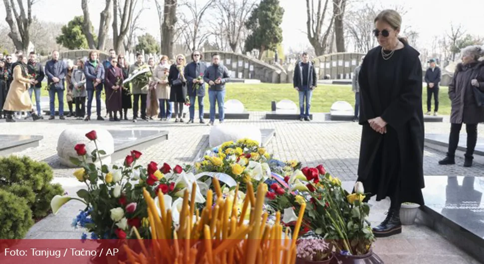 Porodica ubijenog premijera Srbije položila vijenac na Đinđićev grob