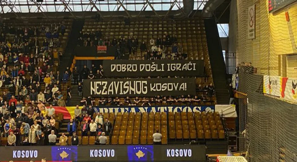 Skandal u Tuzli! Na meču BiH-Tzv. Kosovo razvijen transparent "Dobro došli igrači nezavisnog Kosova"