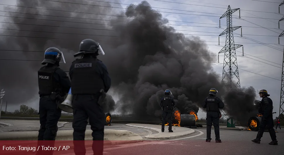Gore policijska vozila i ulice: Haos širom Francuske