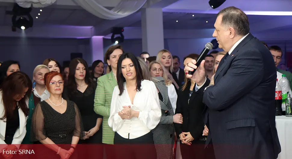 Aktiv žena uručio zahvalnicu Dodiku: Ostajemo odane stranci i Srpskoj