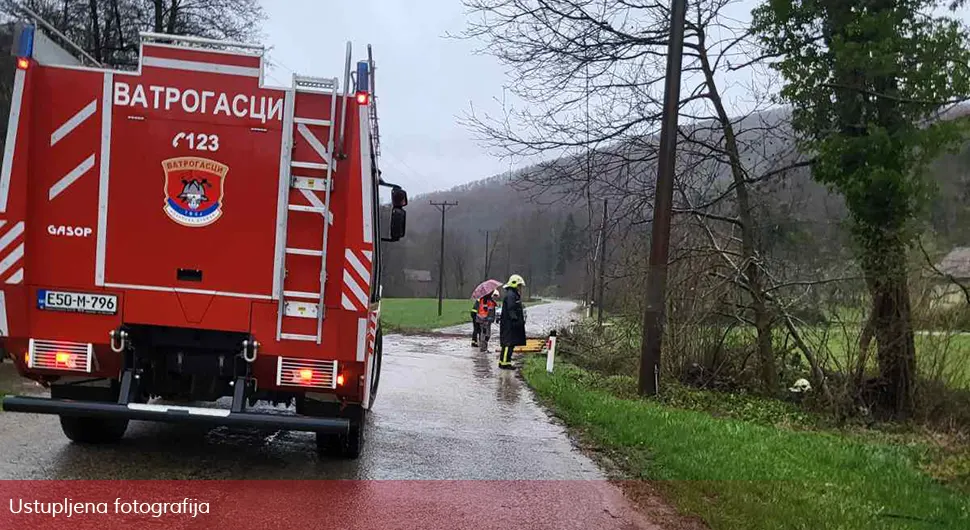 Kozarsku Dubicu zahvatilo olujno nevrijeme, intervenisali vatrogasci