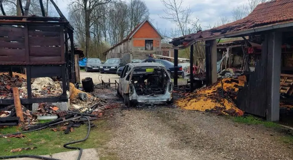 Požar u Bijeljini, izgorjela magaza i mercedes