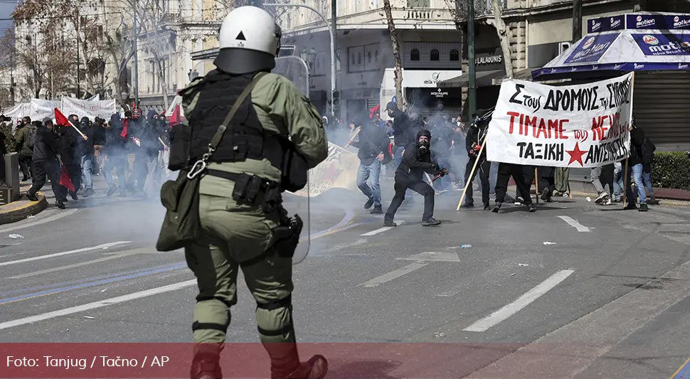Haos u Atini: Molotovljevi kokteli, suzavci, šok bombe