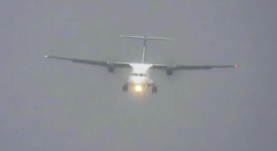 Zastrašujuće - Pogledajte borbu aviona sa olujnim vjetrom