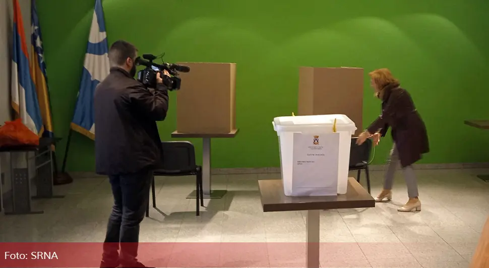 Predsjednik biračkog odbora samoinicijativno okrenuo glasačke kabine