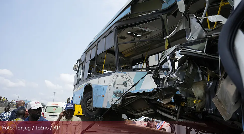Voz naletio na autobus, šestoro stradalo