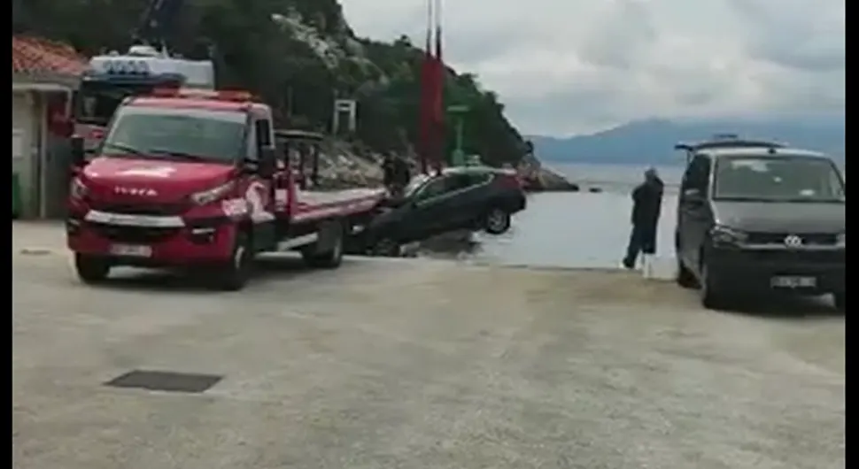 Pripit BMW-om sletio u more, poginula žena