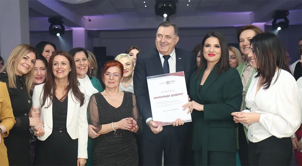 Zvaničnici čestitali 8. mart: Uvijek odavati priznanja i ukazivati poštovanje ženama