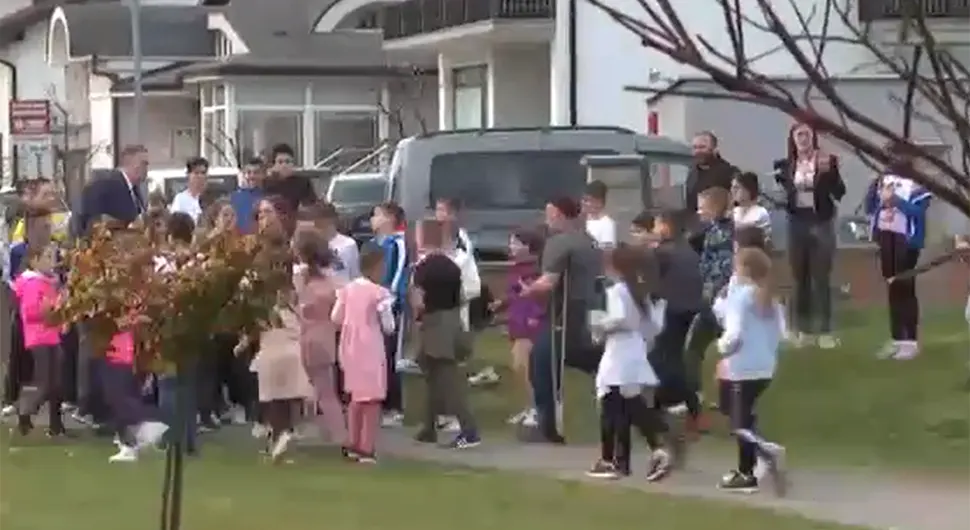 Djeca oduševljeno dočekala Dodika u Prnjavoru - VIDEO