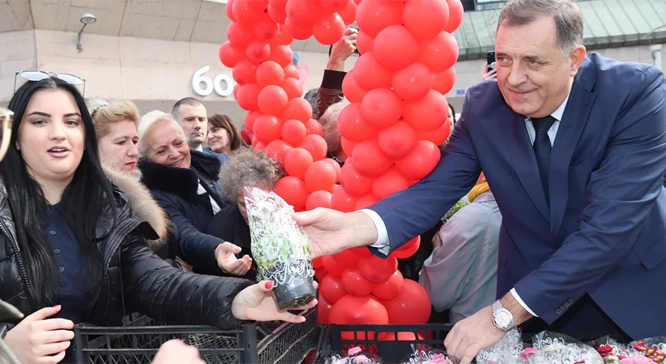 Dodik dijelio cvijeće ženama na Trgu Krajine