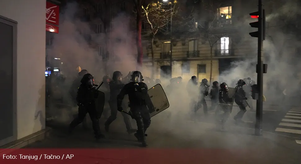 Protesti u Francuskoj izmakli kontroli: Zapaljena zgrada gradske skupštine